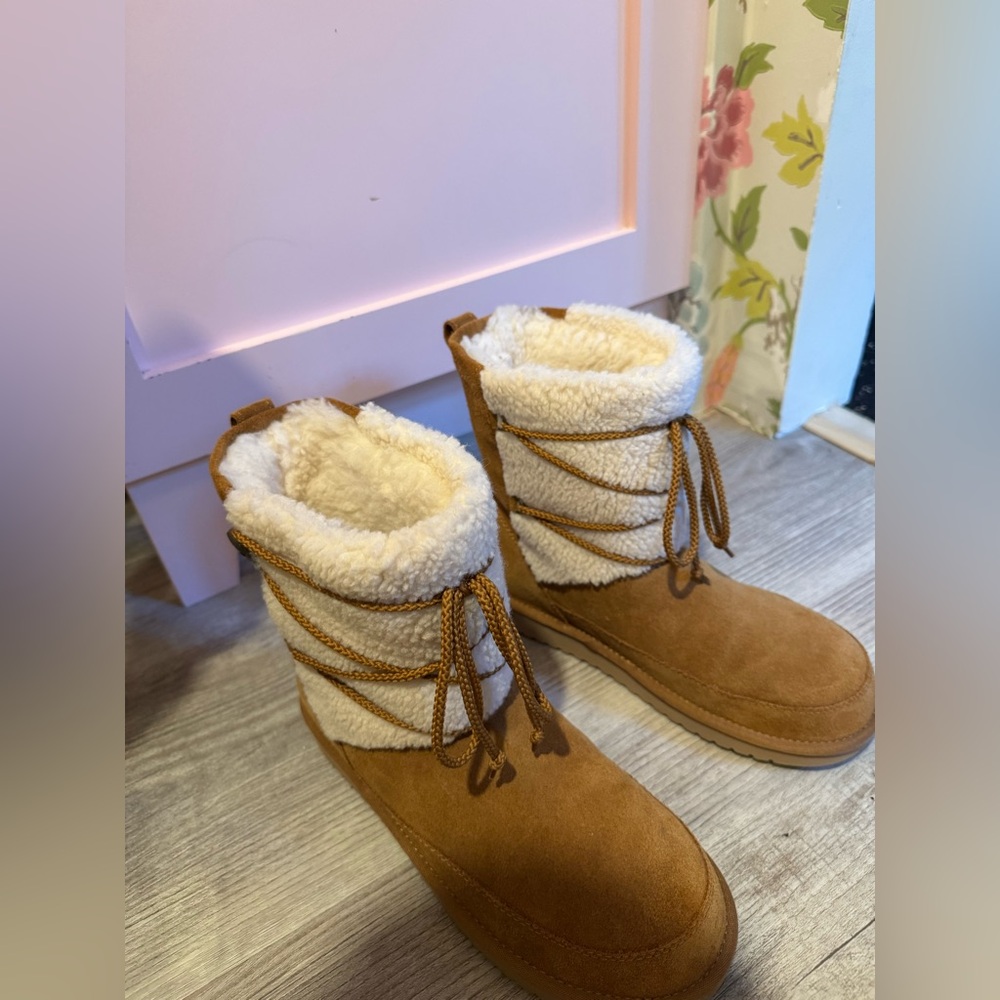 Koolaburra Tan Winter Boots with Cream Fur